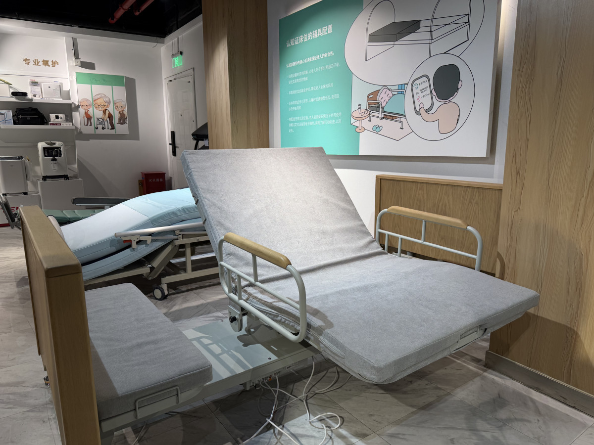 ▲침상의 높낮이, 회전, 각도 조절 등이 모두 전동으로 가능한 환자용 침대.(이준호 기자)