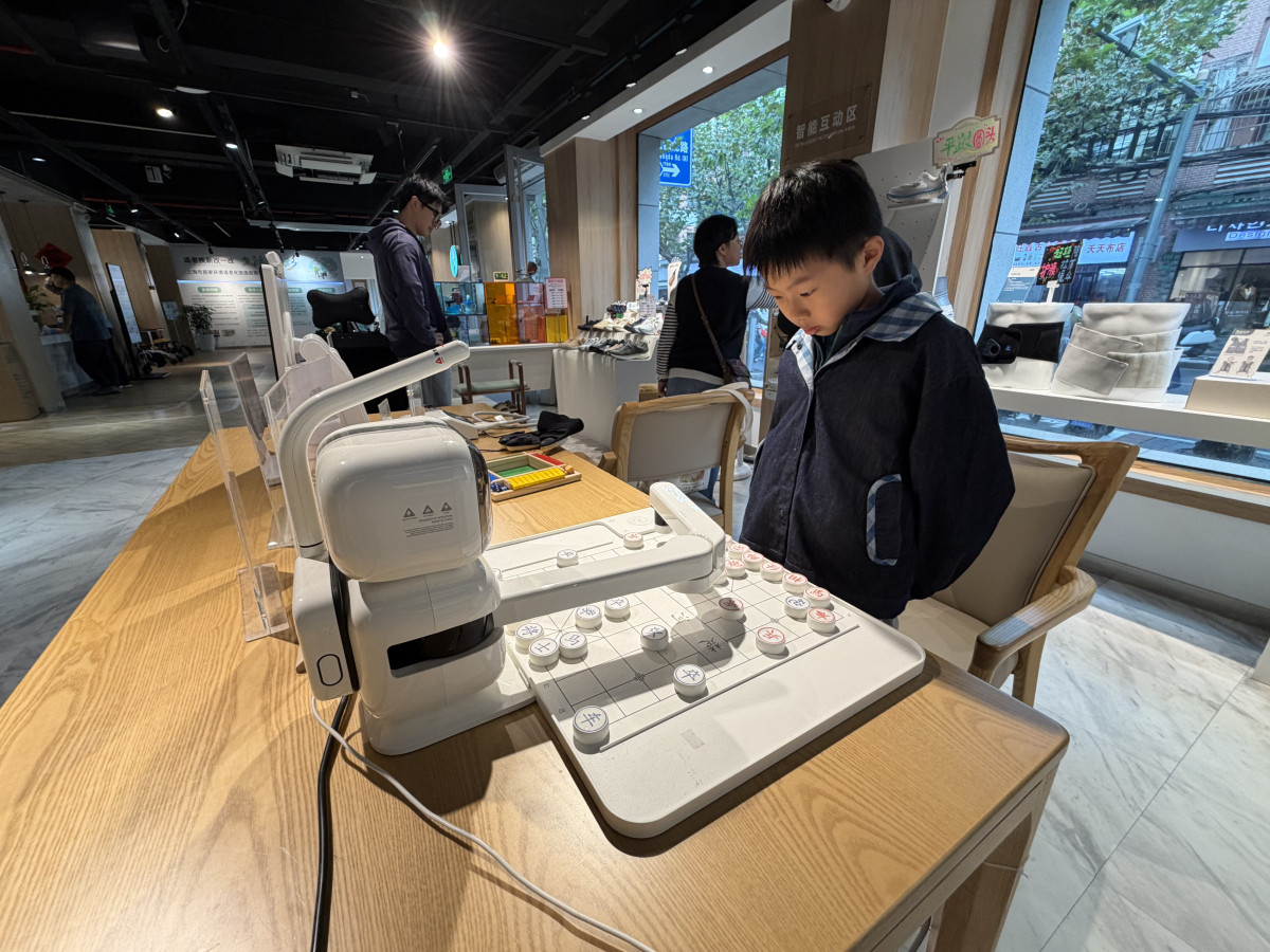 ▲체험관을 방문한 한 어린이가 장기 로봇과 대국을 즐기고 있다. (이준호 기자)