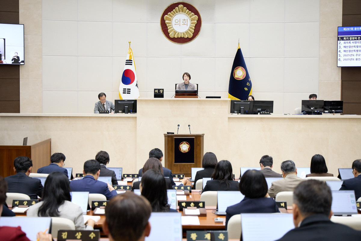 ▲유진선 의장이 10일 용인특례시의회 본회의장에서 제297회 제2차 정례회 개회식과 제1차 본회의를 주재하고 있다. (용인특례시의회)