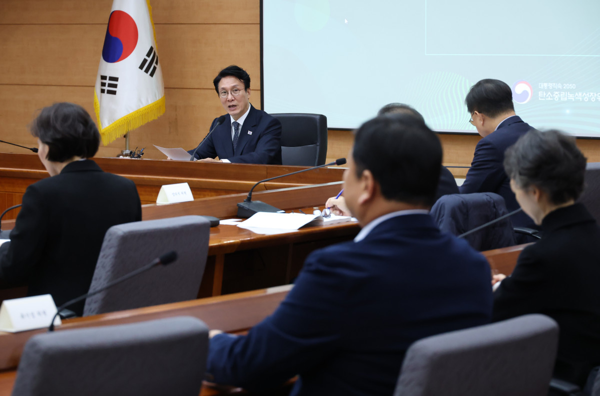 ▲<YONHAP PHOTO-4149> 2050 탄소중립녹색성장위 전체회의 (서울=연합뉴스) 신준희 기자 = 김민석 국무총리가 10일 정부서울청사에서 열린 2050 탄소중립녹색성장위원회 제5차 전체회의에서 발언을 하고 있다. 2025.11.10 hama@yna.co.kr/2025-11-10 15:13:26/<저작권자 ⓒ 1980-2025 ㈜연합뉴스. 무단 전재 재배포 금지, AI 학습 및 활용 금지>
