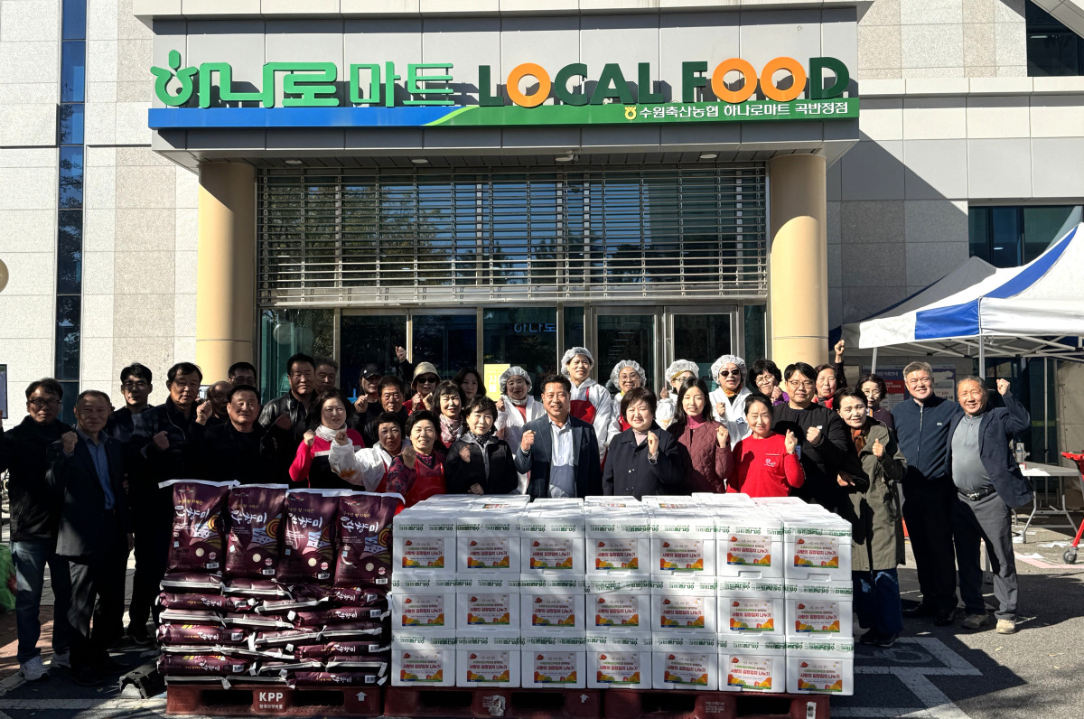 ▲장주익 조합장과 수원축산농협 조합원, 임직원 등 50여 명이 하나로마트 LOCAL FOOD 간판 앞에서 김장 나눔 행사를 마친 뒤 단체 사진을 촬영하고 있다. (수원축산농협)