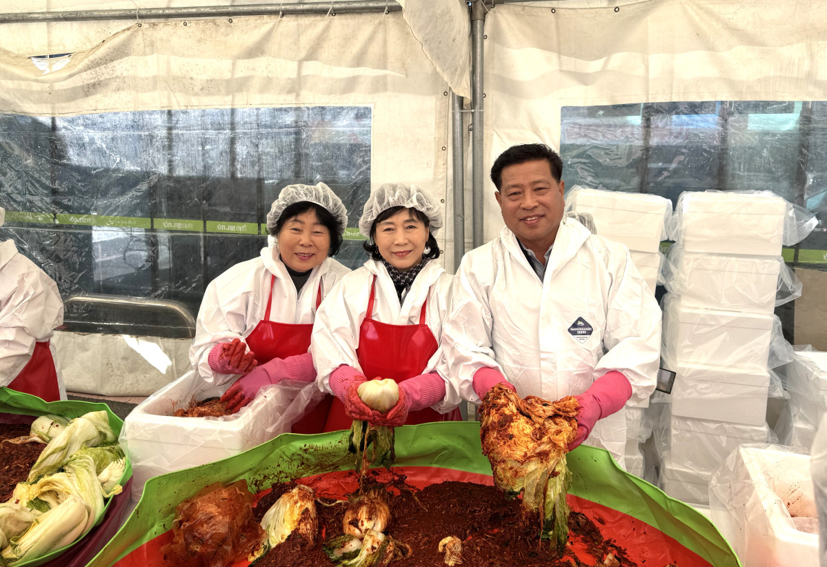 ▲장주익 조합장을 비롯한 수원축산농협 조합원과 임직원들이 곡반정동 본점 청사 앞에서 김장 나눔 행사를 위해 절임 배추에 양념을 버무리고 있다. (수원축산농협)