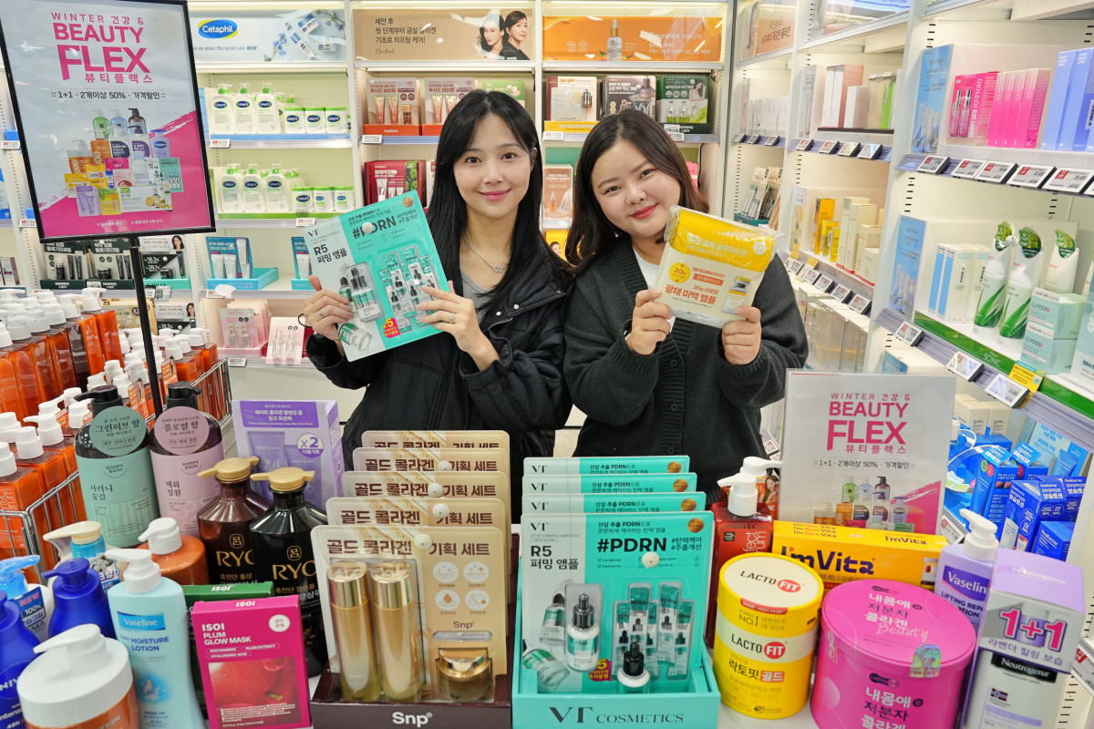 ▲서울특별시 송파구에 위치한 롯데마트 제타플렉스 잠실점에서 '뷰티플렉스' 행사를 홍보하는 퍼스널케어팀 조소은(왼쪽) MD와 이가연 MD의 모습.  (사진제공=롯데마트)