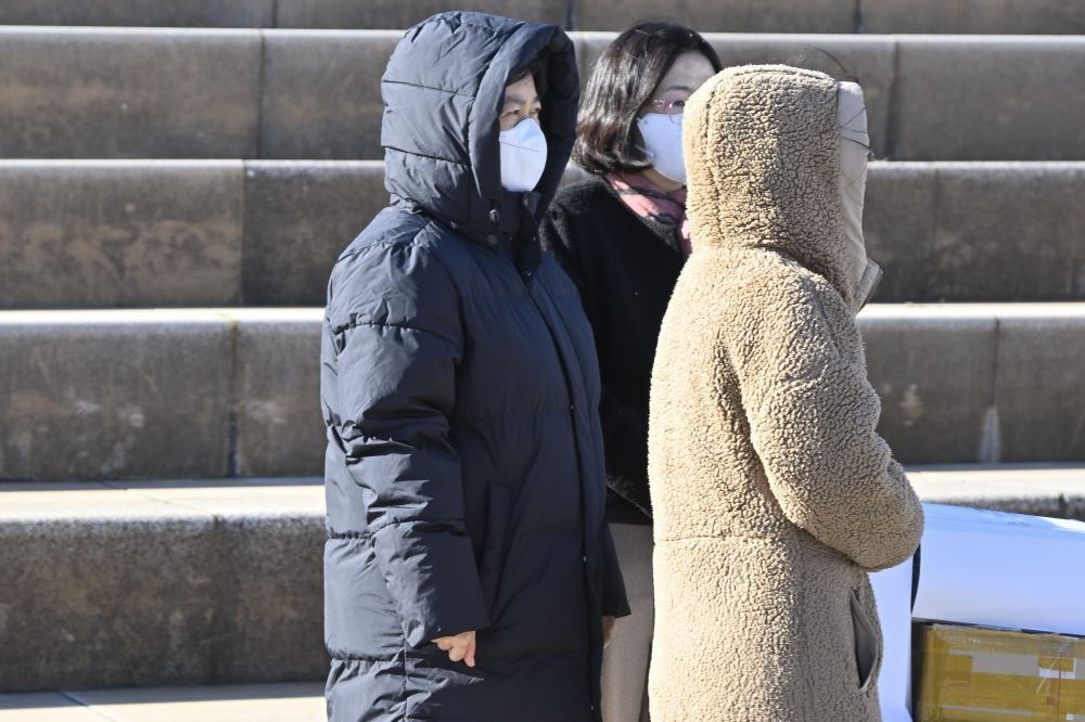 ▲서울의 아침 최저기온이 4도까지 떨어지는 등 초겨울 날씨를 보인 27일 서울 영등포구 여의도한강공원에서 두꺼운 외투를 입은 시민들이 발걸음을 재촉하고 있다. 조현호 기자 hyunho@ (이투데이DB)