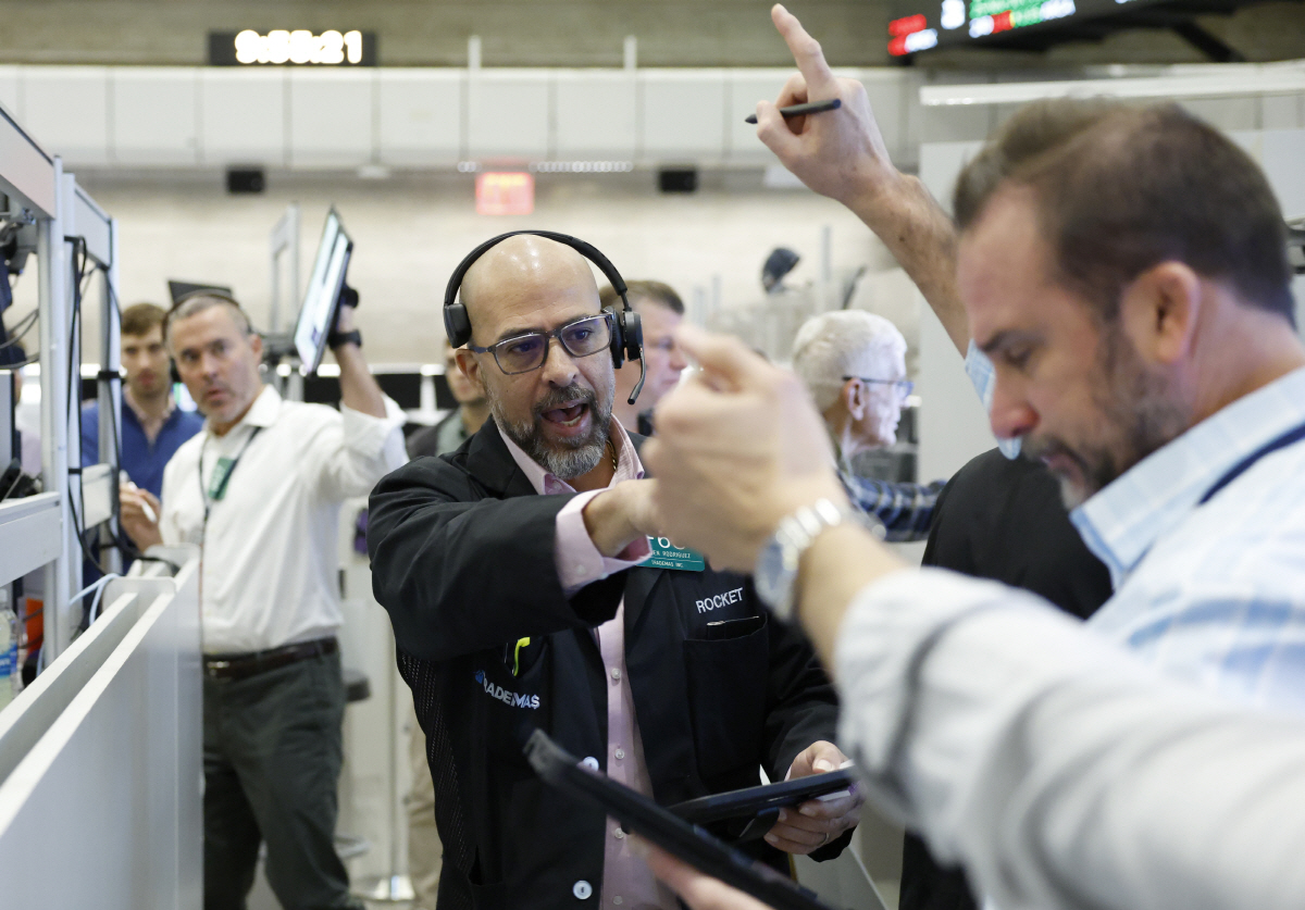 ▲뉴욕증권거래소(NYSE)에서 10일(현지시간) 트레이더들이 대화하고 있다. 뉴욕/UPI연합뉴스