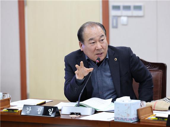 ▲강정일 전남도의원이 건설교통국 행정사무감사에서 전남도 건설교통국을 대상으로 질의를 하고 있다. 

 (사진제공=전남도의회)