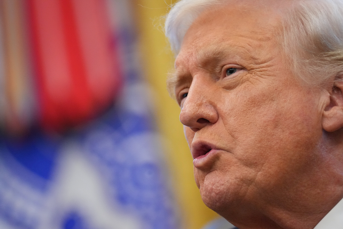 ▲도널드 트럼프 미국 대통령이 10일(현지시간) 워싱턴D.C. 백악관 집무실에서 기자들과 이야기를 나누고 있다. 워싱턴D.C./AP연합뉴스