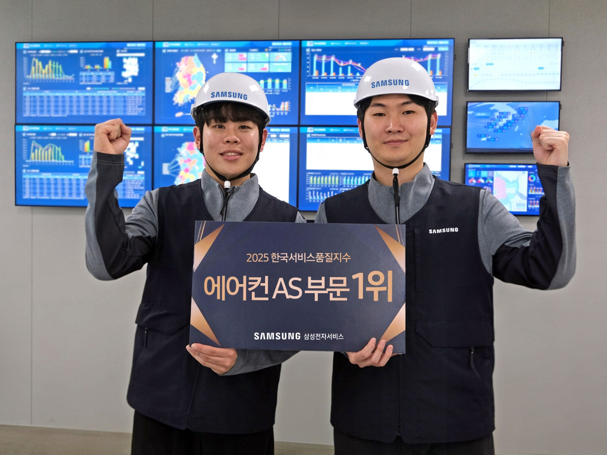 ▲삼성전자서비스 엔지니어들이 2025 한국서비스품질지수 에어컨 AS 부문 1위 기념 사진 찰영을 하는 모습 (자료제공=삼성전자서비스)