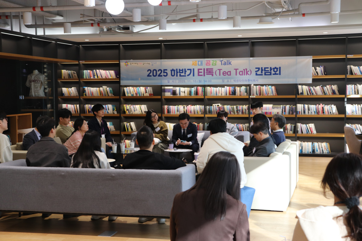 ▲넥센타이어 임직원들과 강서구청장의 대화 모습 (사진=넥센타이어)