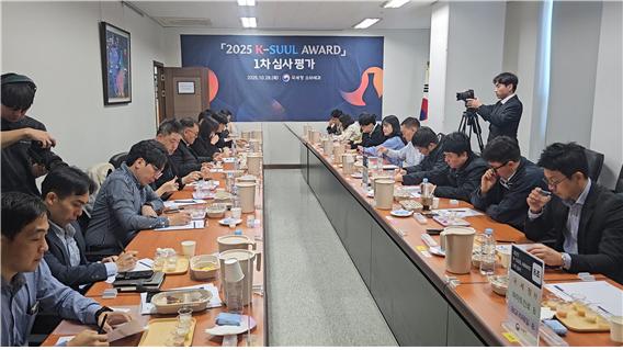 ▲주류 대기업, 대형유통사 등의 수출 실무자들과 국세청 주세 업무 담당자들이 출품 주류에 대한 블라인드 테스트를 진행하고 있는 모습. (사진제공=국세청)