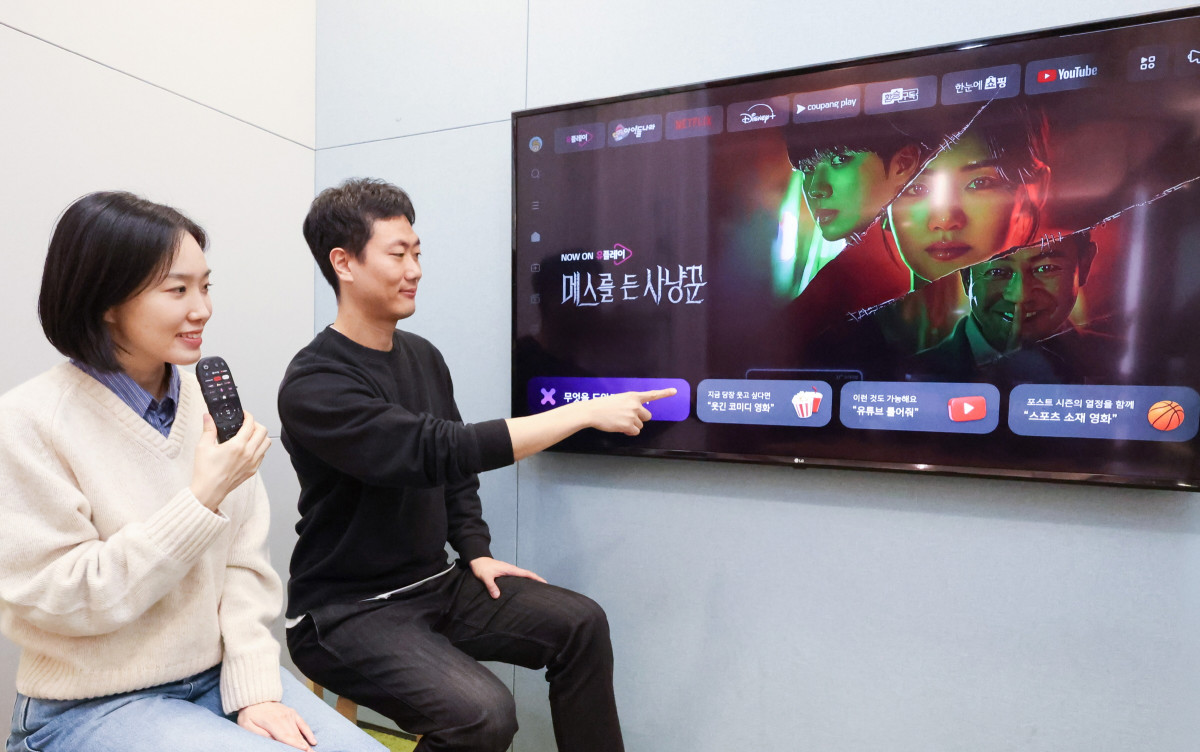 ▲LG유플러스가 IPTV 서비스 ‘U+tv’의 음성 검색 기능을 AI 시스템 익시(ixi) 기반으로 업데이트했다고 11일 밝혔다. 사진은 LG유플러스 직원이 ‘U+tv’의 음성 검색 기능을 소개하는 모습. (뉴시스)