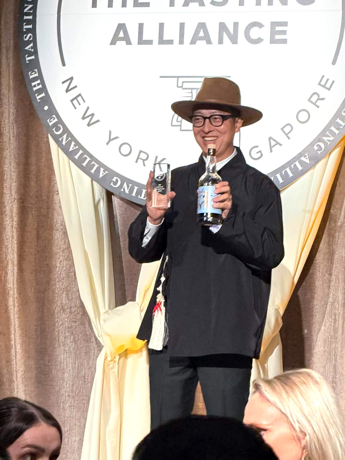 ▲샌프란시스코 세계주류경연대회 2025에서 수상한 트로피와 기원 ‘시그니처’를 들고 포즈를 취하고 있는 도정한 기원 위스키 대표. (사진제공=기원 위스키)