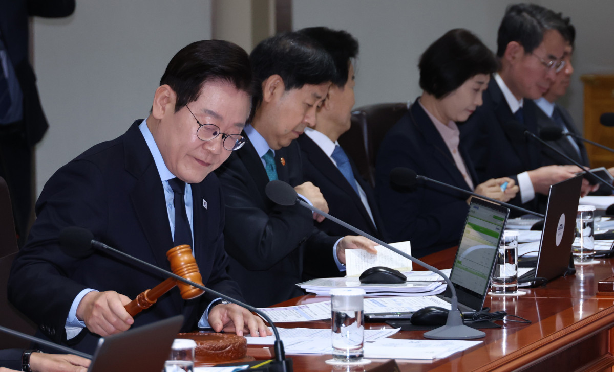 ▲<YONHAP PHOTO-1731> 이재명 대통령, 국무회의 개회 선언    (서울=연합뉴스) 한상균 기자 = 이재명 대통령이 11일 용산 대통령실에서 열린 국무회의에서 의사봉을 두드리며 개회를 선언하고 있다. 2025.11.11    xyz@yna.co.kr/2025-11-11 10:13:19/<저작권자 ⓒ 1980-2025 ㈜연합뉴스. 무단 전재 재배포 금지, AI 학습 및 활용 금지>