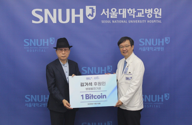 ▲(왼쪽부터) 김거석 후원인과 김영태 서울대병원 병원장 기념촬영을 하고 있다. (사진제공=서울대병원)