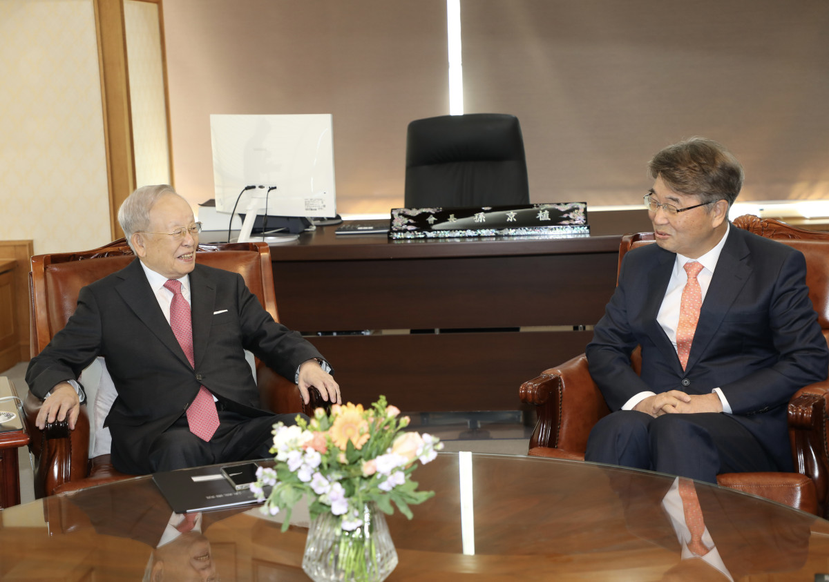 ▲손경식 한국경영자총협회 회장(왼쪽)이 김지형 신임 경제사회노동위원회 위원장(오른쪽)과 대화하고 있다. (자료제공=경총)