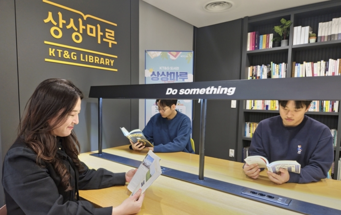 ▲KT&G가 지난 5일 문화체육관광부로부터 ‘2025 대한민국 독서경영 우수직장’ 재인증을 획득했다. 사진은 KT&G 사내 도서관 ‘상상마루’에서 임직원들이 독서를 하고 있다. (사진=KT&G)