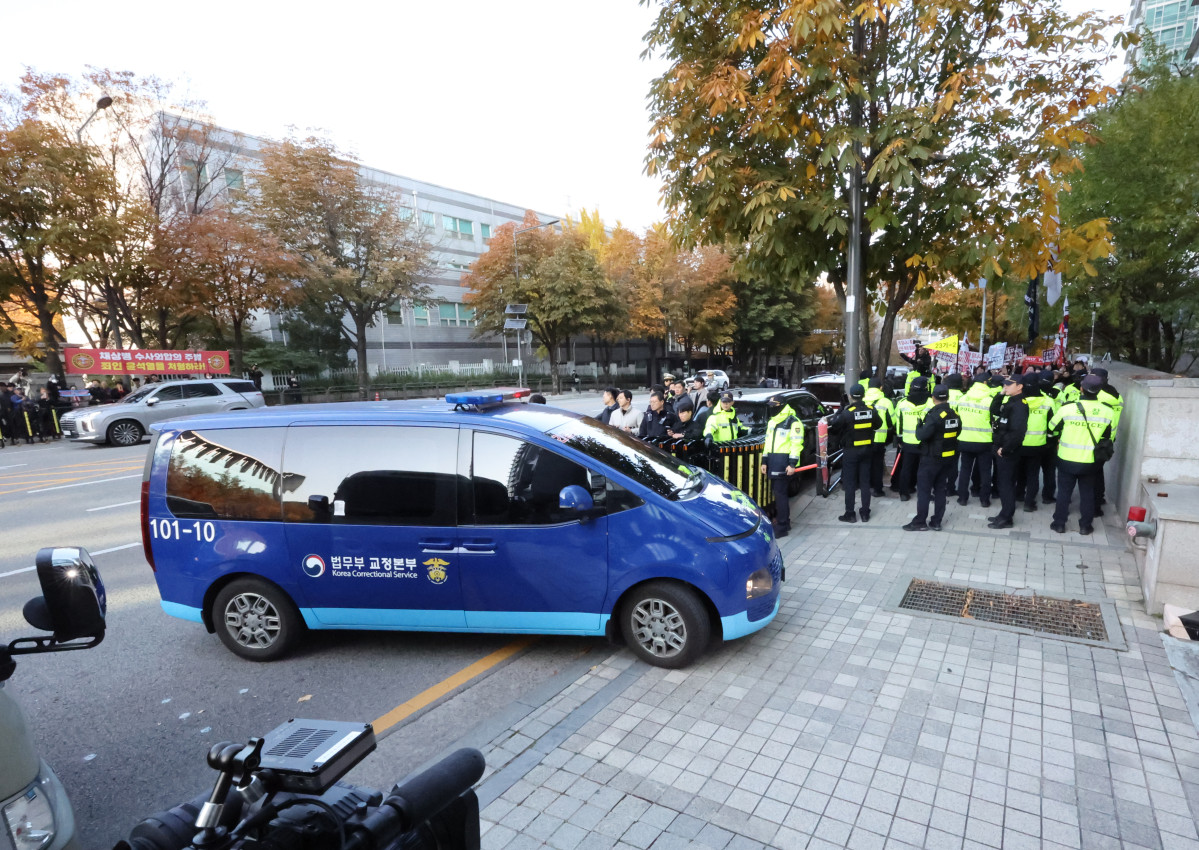 ▲ 윤석열 전 대통령이 탑승한 호송차가 11일 서울 서초구 이명현 순직해병 특별검사팀 사무실 지하주차장으로 들어서고 있다. (연합뉴스)