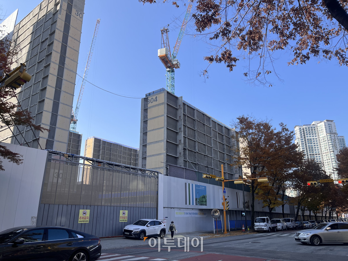 ▲11일 경기도 성남시 분당구 '분당 티에르원' 단지 리모델링 공사가 진행 중인 모습. (정유정 기자 @oiljung)