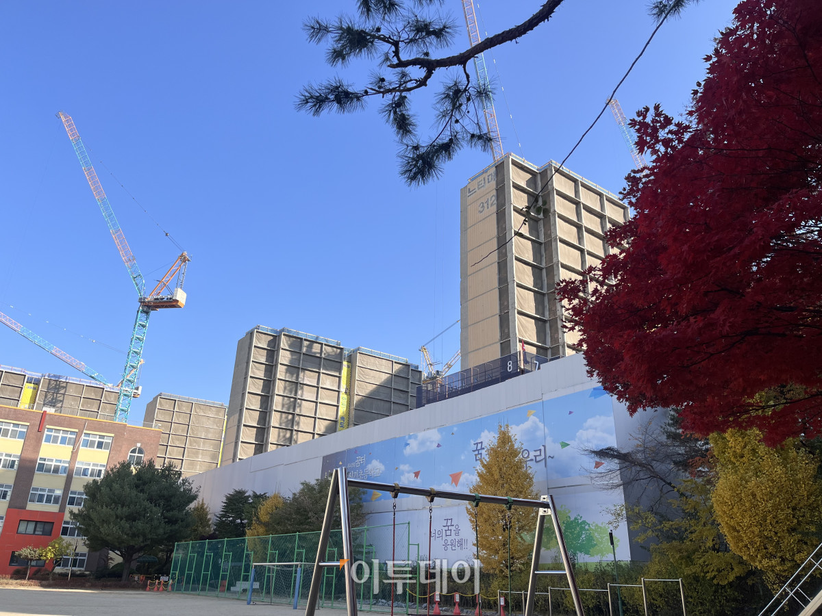 ▲11일 경기도 성남시 분당구 '분당 티에르원' 단지 리모델링 공사가 진행 중인 모습. 바로 옆에 신기초등학교가 인접했다. (정유정 기자 @oiljung)