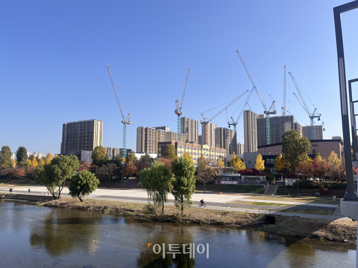 ▲11일 정자역 1번 출구로 나와 바라본 탄천 건너편 '분당 티에르원' 단지 모습. 리모델링 공사가 진행 중이다. (정유정 기자 @oiljung)