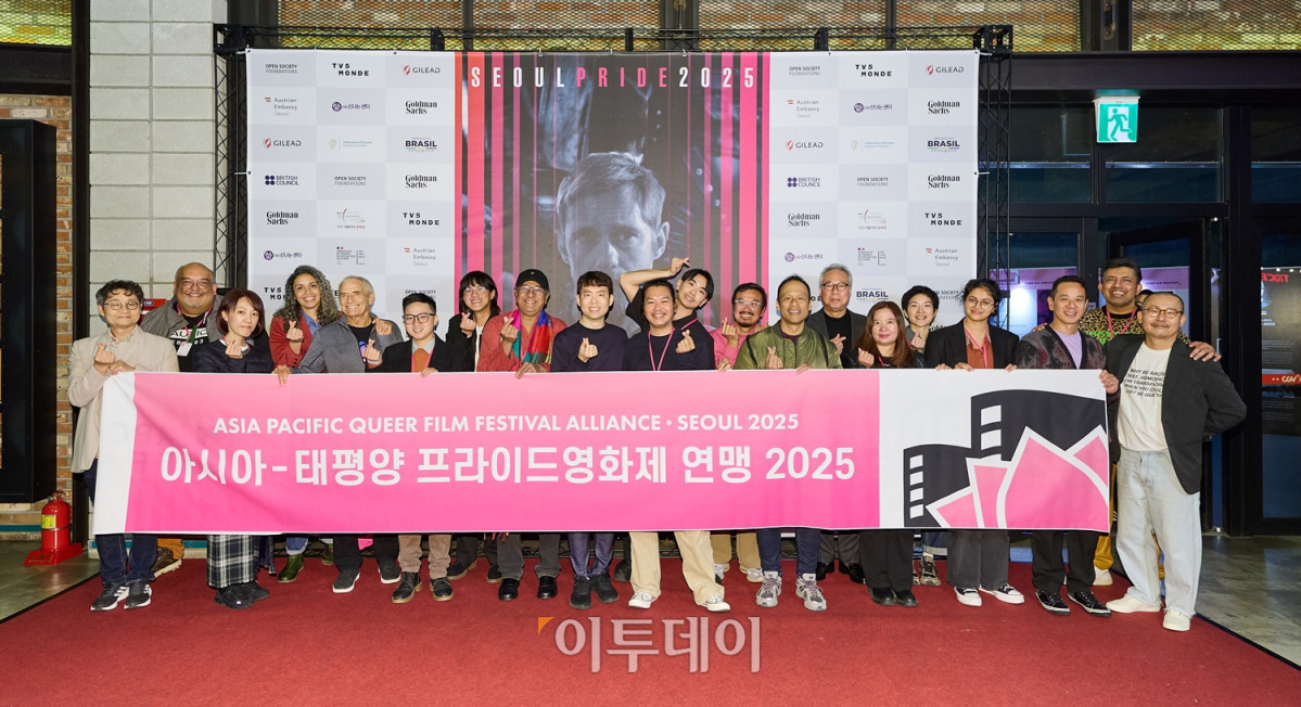 ▲제15회 서울국제프라이드영화제 기간 열린 아시아-태평양 프라이드영화제 연맹(APQFFA) 총회 개최 후 관계자들이 기념 사진을 찍고 있는 모습. (사진제공=SIPFF)