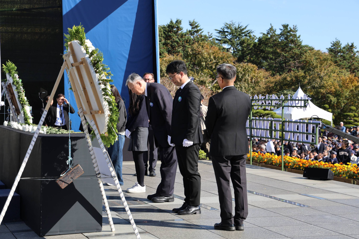 ▲11일 이중근 회장(오른쪽에서 세 번째)을 비롯한 국민대표 4인이 유엔 참전용사들의 숭고한 헌신과 희생을 추모하고 있다. (부영)