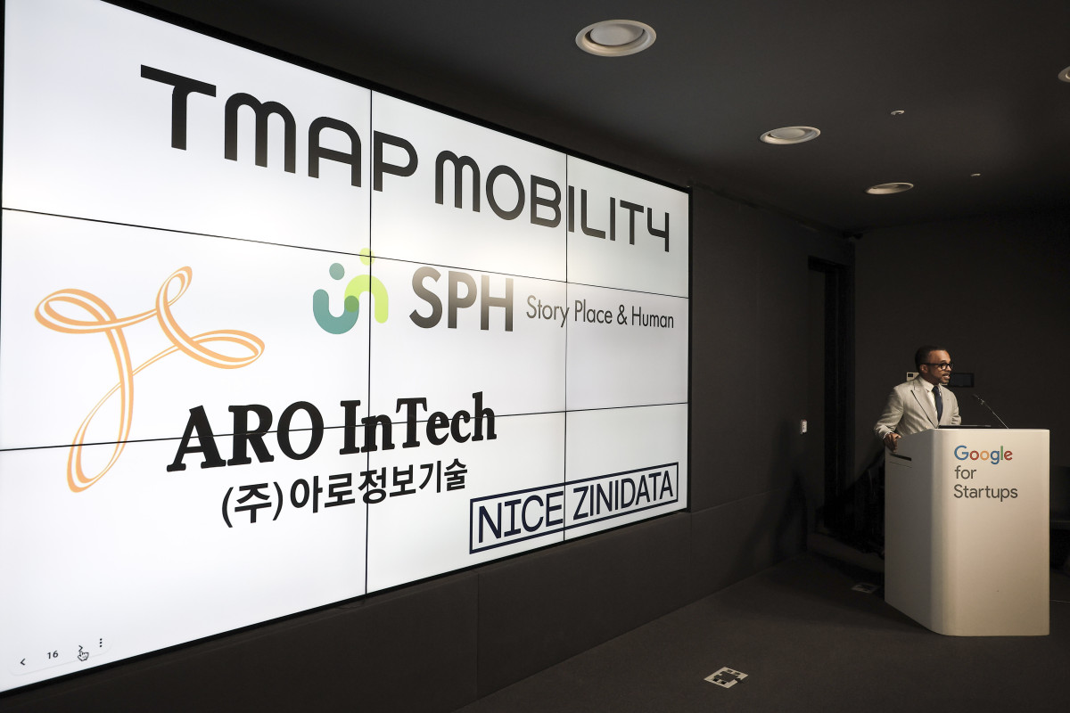 ▲크리스 터너 구글 대외협력 정책 지식 및 정보 부문 부사장이 9월 9일 서울 강남구 구글 스타트업 캠퍼스에서 열린 구글 지도 기자간담회에서 발표를 하고 있다. (사진제공=뉴시스)