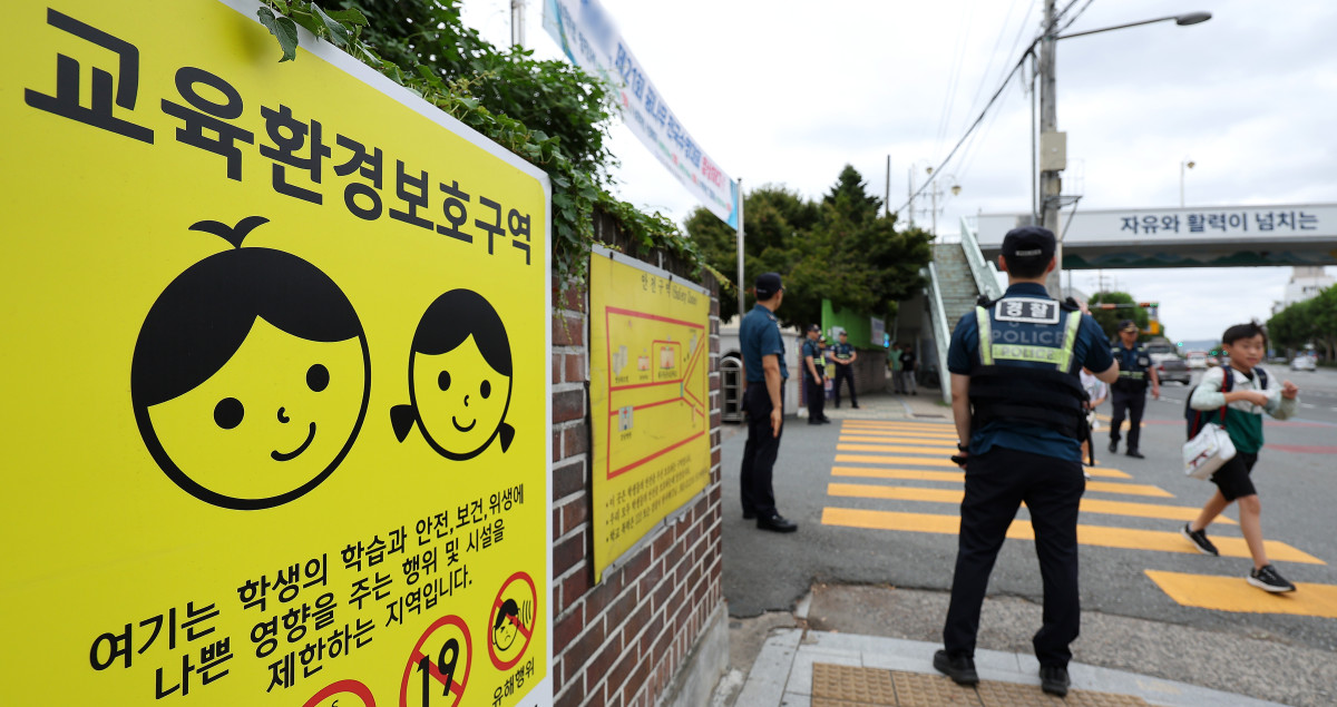 ▲초등학생 납치 미수 등 아동 대상 범죄가 잇따르는 가운데 대구 동구 한 초등학교 앞에서 동촌지구대, 기동순찰대가 예방 순찰을 하고 있다. (뉴시스)