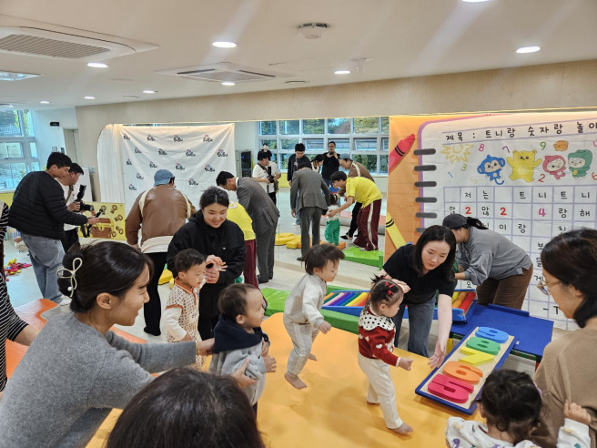 ▲서울 양천구 보육타운 프로그램실에서 부모와 아이들이 체육 활동을 하고 있다.  (사진=정용욱 기자 dragon@)
