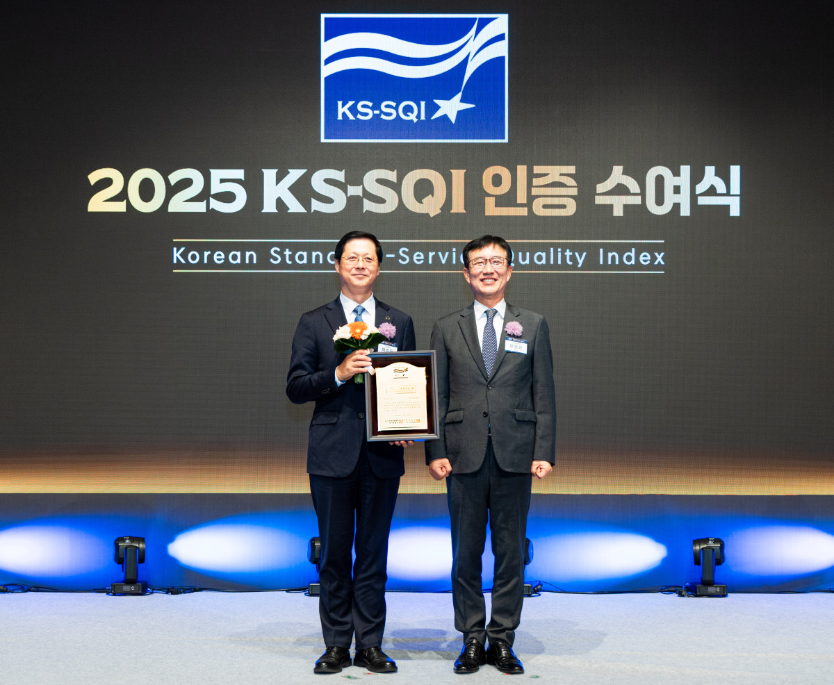 ▲대한항공은 11일 서울 중구 롯데호텔 서울에서 열린 한국표준협회 주관 ‘2025 KS-SQI’ 인증 수여식에서 항공사 부문 4년 연속 1위를 차지했다. 사진은 ‘2025 KS-SQI’ 인증 수여식에 참석한 박희돈 대한항공 경영전략본부장(왼쪽)이 문동민 한국표준협회 회장과 기념 사진을 촬영하는 모습. (사진=대한항공)