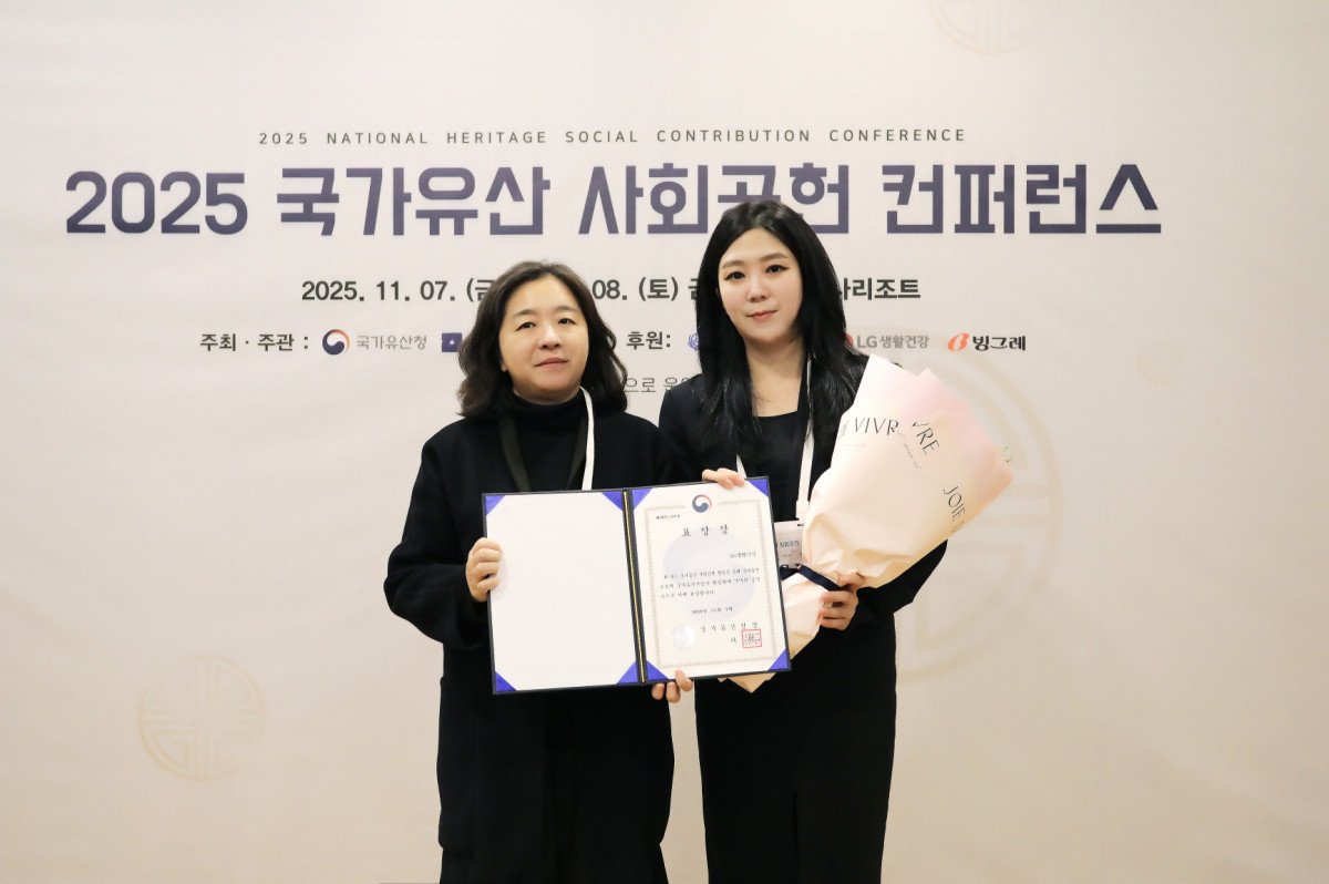 ▲이은복(왼쪽) 국가유산청 유산정책국장과 김은정 LG생활건강 더후 ABM이 ‘2025 국가유산 사회공헌 컨퍼런스’에서 국가유산청장 표창 수상 기념사진을 촬영하고 있다. (사진제공=LG생활건강)