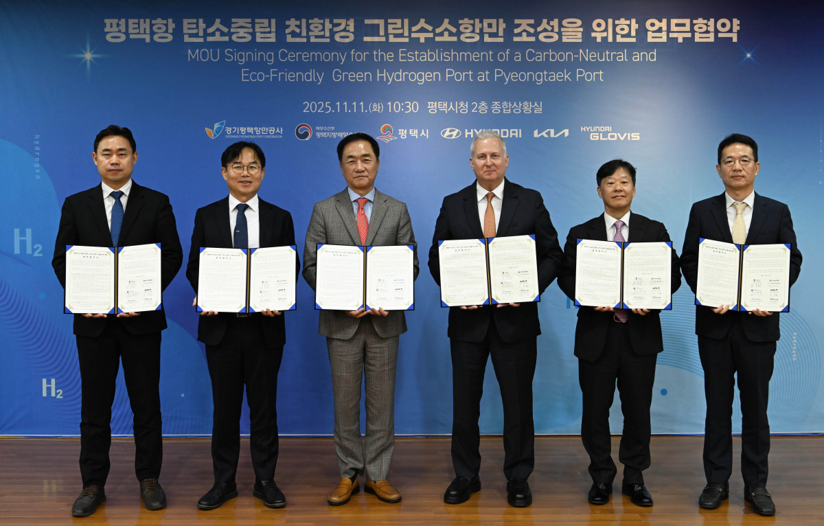 ▲(왼쪽부터) 김금규 경기평택항만공사 사장 직무대행, 도경식 평택지방해양수산청 청장, 정장선 평택시장, 현대차그룹 켄 라미레즈 에너지&수소사업본부장 부사장, 김정석 현대글로비스 해운사업부장, 이덕현 기아 지속가능경영실장이 기념 촬영을 하는 모습 (사진=현대차그룹)