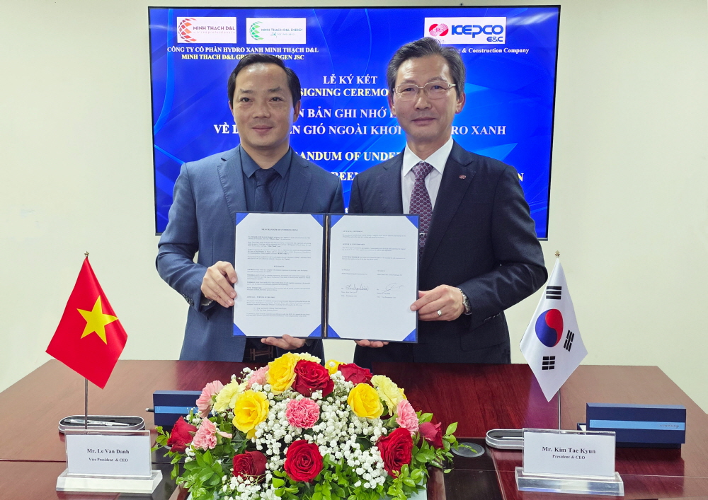 ▲10일 한국전력기술이 베트남서 해상풍력‧그린수소 사업개발 협력 업무협약(MOU)를 체결했다(사진 오른쪽 한전기술 김태균 사장, 왼쪽 Minh Thach Group사 Le Van Danh 부사장 겸 대표이사) (사진제공=한국전력기술)