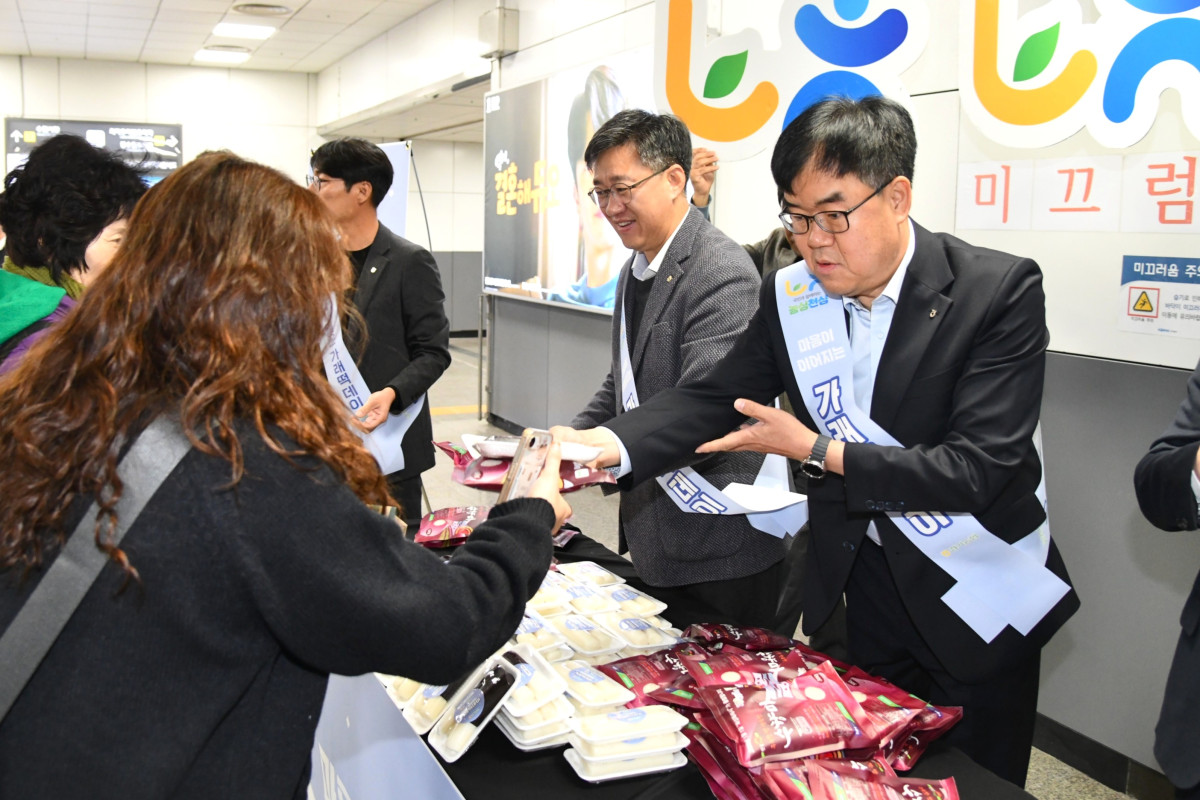 ▲엄범식 경기농협 본부장과 임직원들이 11일 수원시청역 행사장에서 어깨띠를 착용한 채 시민들에게 다양한 제품을 나눠주고 있다. (경기농협)