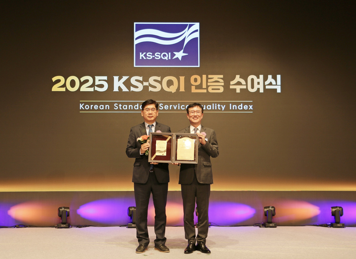 ▲11일 2025 한국서비스품질지수(KS-SQI) 인증 수여식에서 송명익 에어부산 영업본부장(왼쪽)과 문동민 한국표준협회 회장이 기념 촬영을 하고 있다. (사진=에어부산)