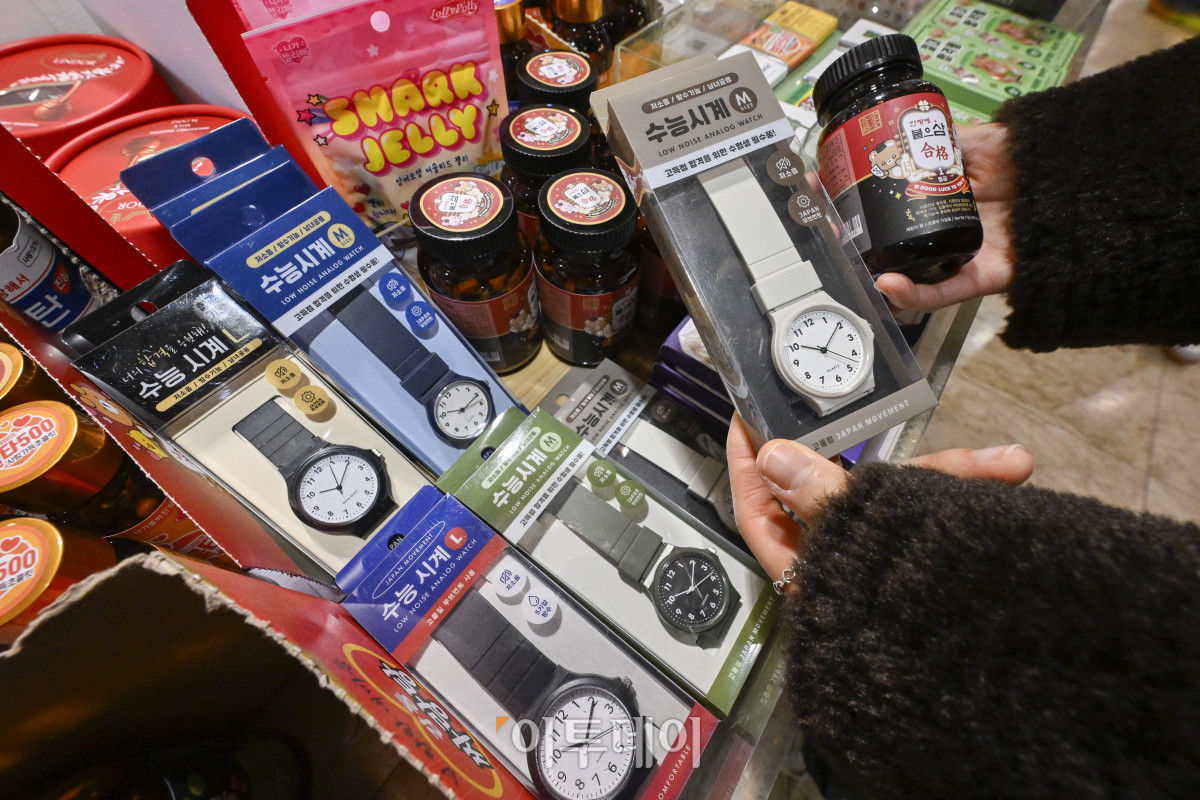 ▲2026학년도 대학수학능력시험을 이틀 앞둔 11일 서울 종로구 교보문고 광화문점에서 시민들이 수험생 응원 물품을 살펴보고 있다. 조현호 기자 hyunho@