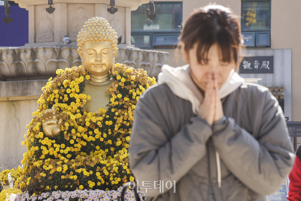 ▲2026학년도 대학수학능력시험을 이틀 앞둔 11일 서울 종로구 조계사에서 학부모들이 기도를 하고 있다. 조현호 기자 hyunho@