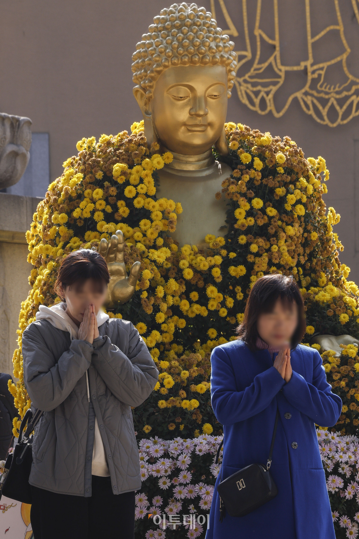 ▲2026학년도 대학수학능력시험을 이틀 앞둔 11일 서울 종로구 조계사에서 학부모들이 기도를 하고 있다. 조현호 기자 hyunho@