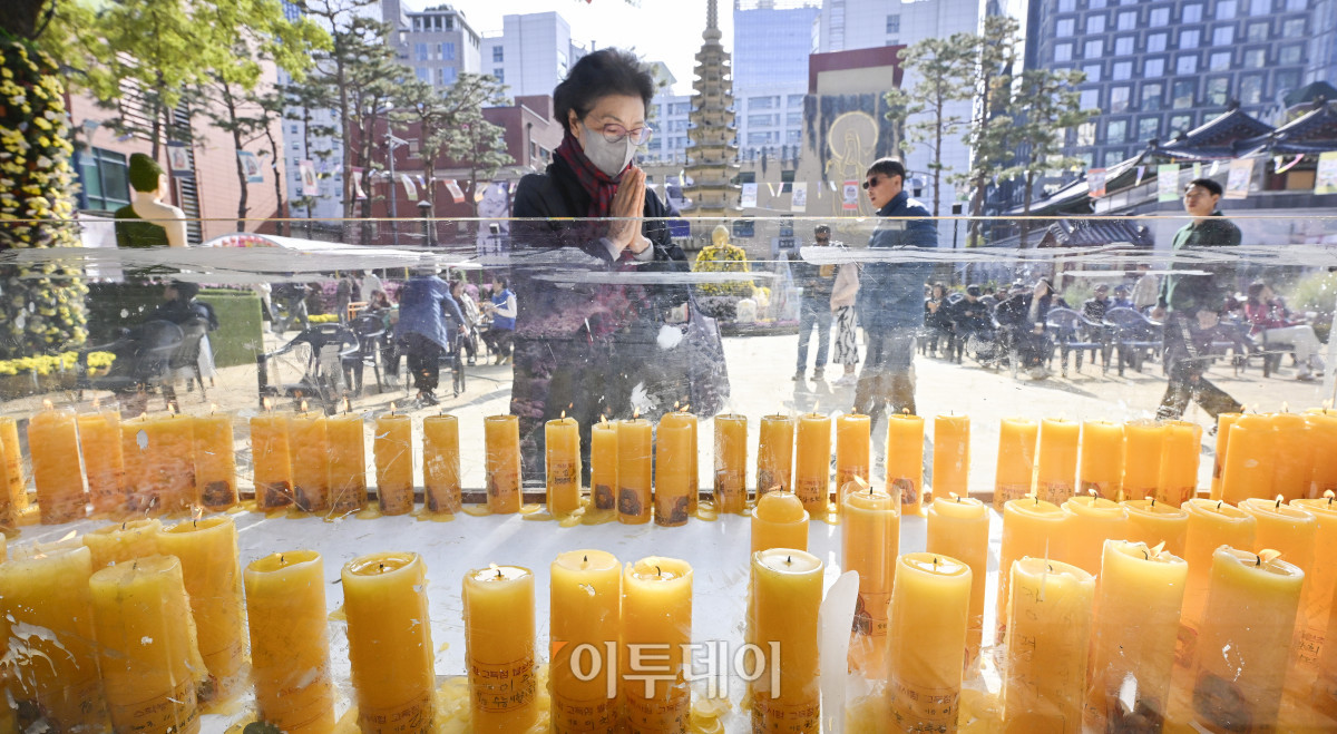 ▲2026학년도 대학수학능력시험을 이틀 앞둔 11일 서울 종로구 조계사에서 학부모들이 기도를 하고 있다. 조현호 기자 hyunho@