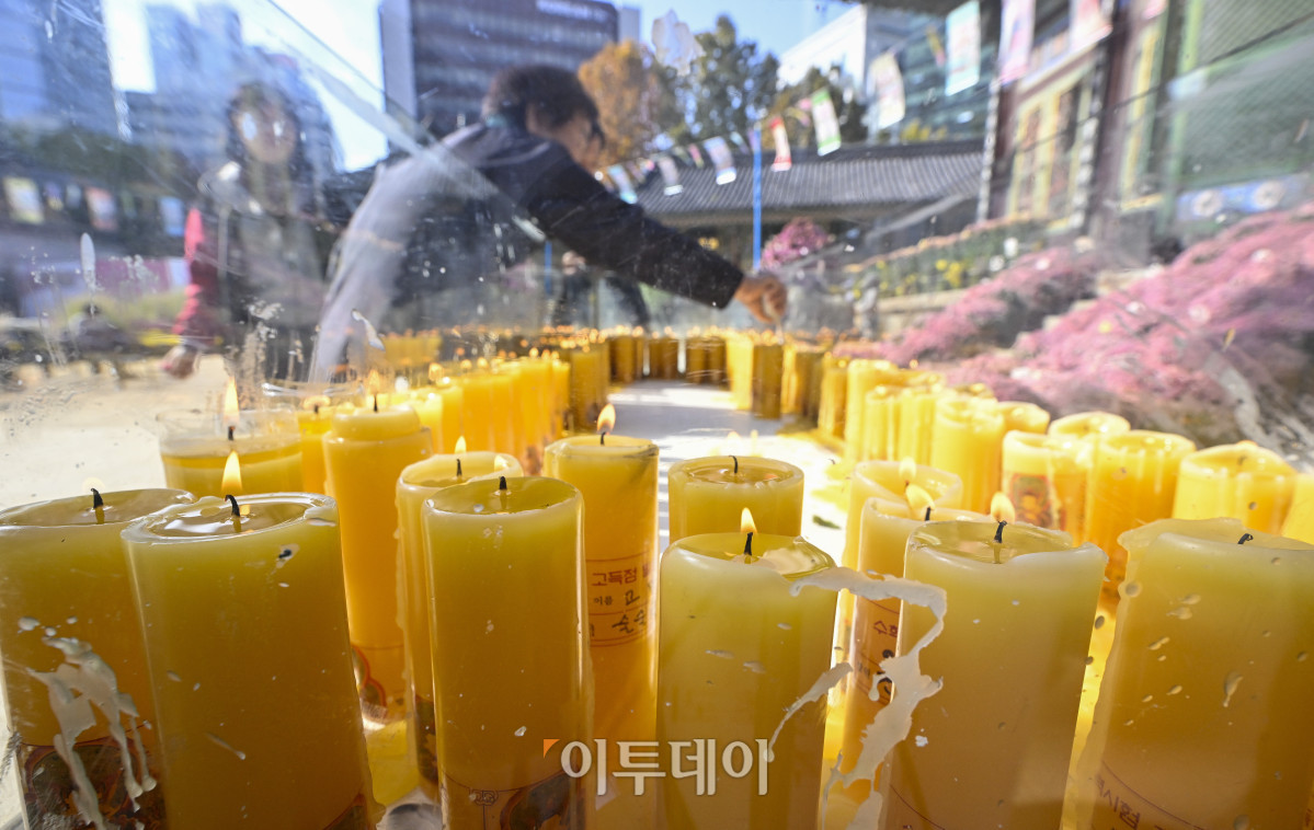 ▲2026학년도 대학수학능력시험을 이틀 앞둔 11일 서울 종로구 조계사에서 학부모들이 촛불 공양을 하고 있다. 조현호 기자 hyunho@