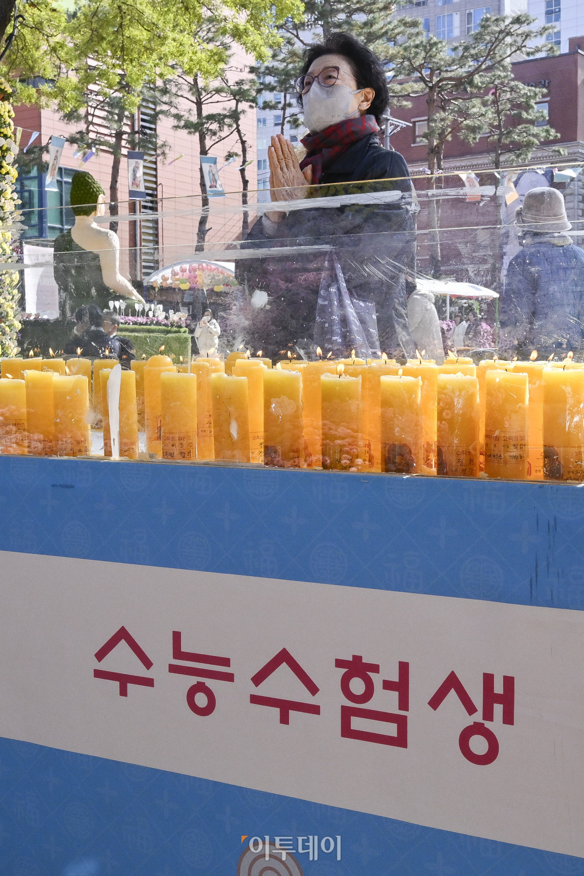 ▲2026학년도 대학수학능력시험을 이틀 앞둔 11일 서울 종로구 조계사에서 학부모들이 기도를 하고 있다. 조현호 기자 hyunho@