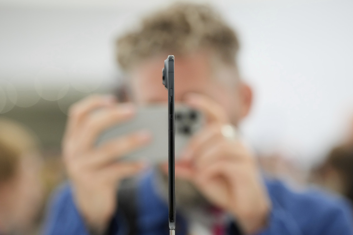 ▲아이폰 에어가 9월 9일(현지시간) 캘리포니아 쿠퍼티노에 위치한 애플 파크에 전시돼 있다.  (쿠퍼티노/AP연합뉴스 )