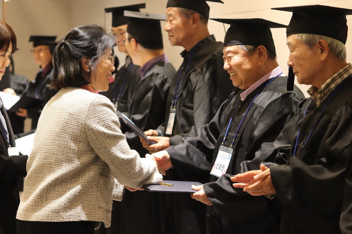 ▲‘2025 교통안전 베테랑 교실’ 수료생들이 7일 대구 컨벤션 MH연회장에서 열린 수료식에서 수료장을 받고 있다. 올해 과정에서는 총 49명의 수료생이 배출됐으며, 이들은 향후 지역사회 교통안전 강사로 활동할 예정이다.(한국노인종합복지관협회 제공)