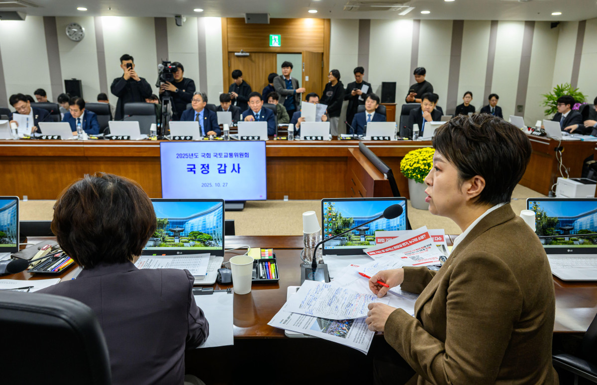 ▲27일 인천 중구 인천국제공항공사 청사에서 열린 국회 국토교통위원회의 인천국제공항공사와 한국공항공사, 항공안전기술원, 국립항공박물관에 대한 국정감사에서 국민의힘 김은혜 국토위원이 발언하고 있다. (연합뉴스)