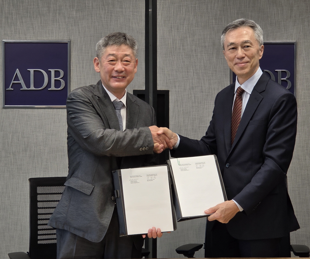 ▲11일 필리핀 마닐라에서 개최된 한국에너지공단-아시아개발은행 간 업무 협약 체결식에서 한국에너지공단 박병춘 부이사장(왼쪽)과 아시아개발은행 Hideaki Iwasaki 에너지 및 수송 부문 국장(오른쪽)이 기념촬영을 하고 있다. (사진제공=한국에너지공단)