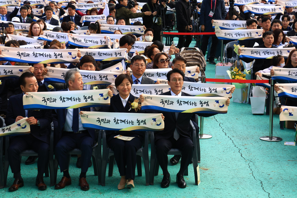 ▲송미령 농림축산식품부 장관(왼쪽에서 세 번째)이 김민석 국무총리(왼쪽에서 네 번째) 등과 함께 11일 강원 원주 젊음의 광장에서 '제30회 농업인의날 행사'에 참석해 축하 세레모니를 하고 있다. (사진제공=농림축산식품부)