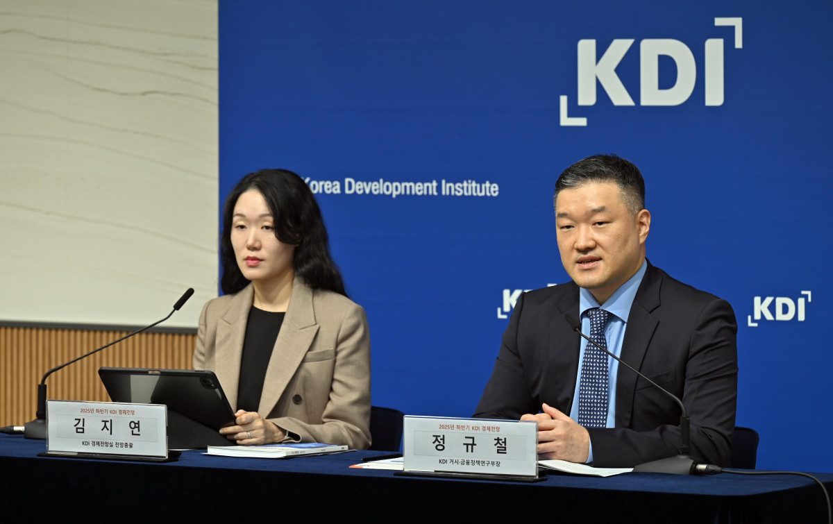▲왼쪽부터 김지연 KDI 경제전망실 전망총괄, 정규철 KDI 거시·금융정책연구부장 (KDI)