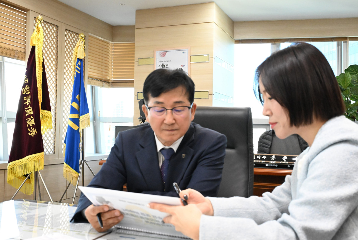 ▲NH농협손해보험은 시니어 세대의 간병비·의료비 부담 완화를 위해 치매, 간병, 암, 뇌, 심장질환 보장을 강화한 ‘NH올원더풀 백년동행 간병보험’을 출시했다고 11일 밝혔다. 송춘수 농협손해보험 대표이사(사진 왼쪽)가 1호 가입을 진행하고 있다. (제공 NH농협손해보험)