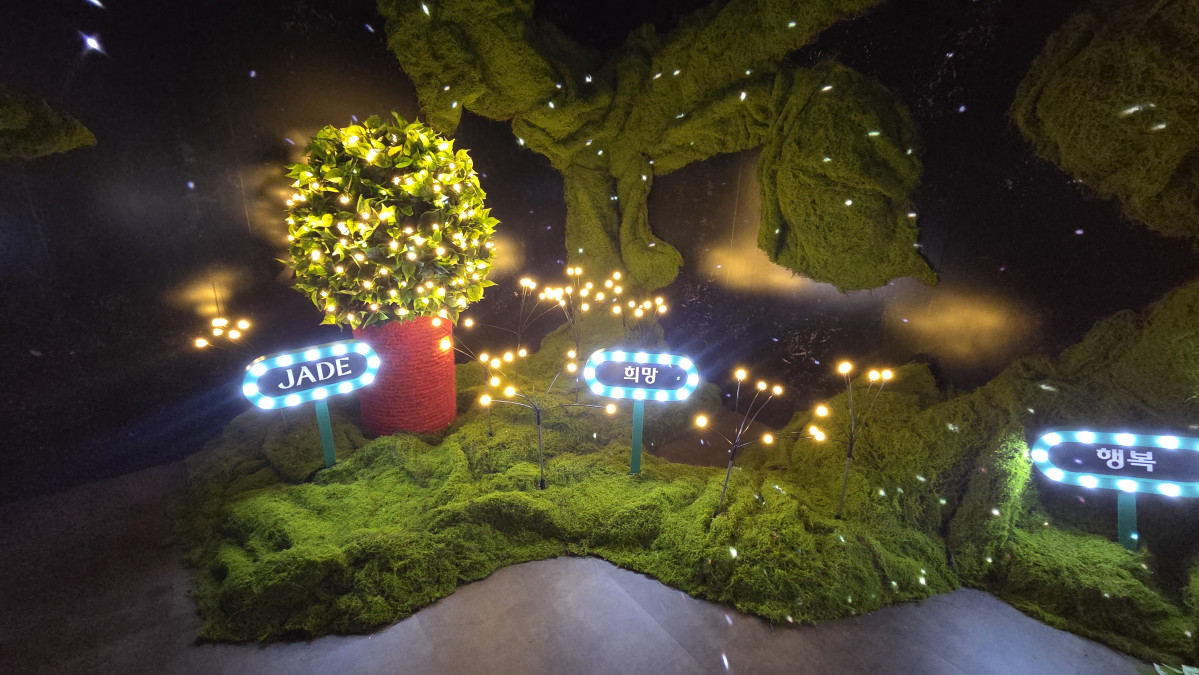 ▲'체크카드 존' 모습. 이 공간에서는 특수 제작된 안경을 착용하면 조명이 모두 하트 모양으로 굴절돼 보이는 이색 체험을 할 수 있다. (사진=김은재 기자. silverash@)