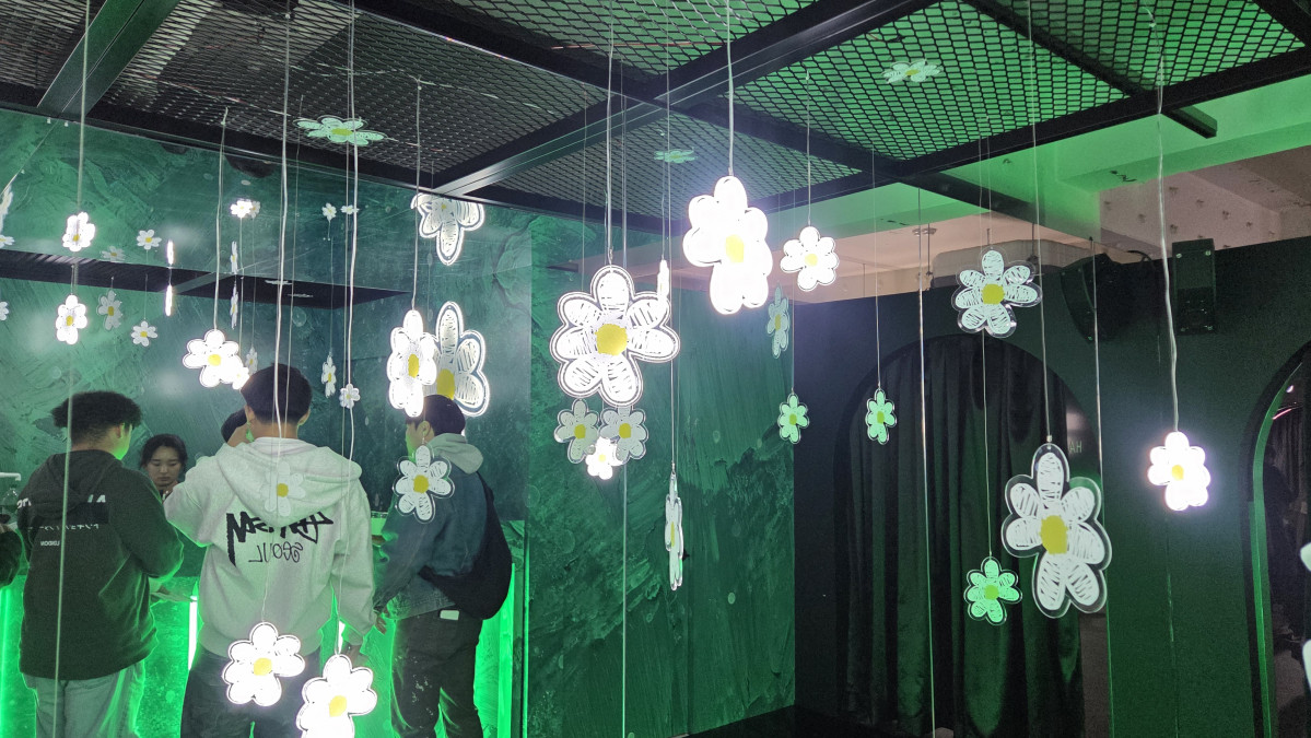 ▲ 지드래곤이 직접 디자인한 데이지 아트를 배경으로 음악과 음료를 즐길 수 있는 '엔트리프리미엄 존' 모습.  (사진=김은재 기자. silverash@)